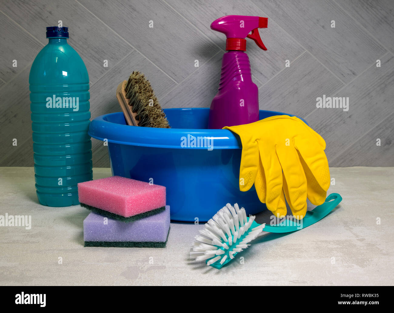 https://c8.alamy.com/comp/RWBK35/blue-washing-up-dish-with-cleaning-tools-and-detergents-as-degreaser-and-a-brush-with-wipes-RWBK35.jpg