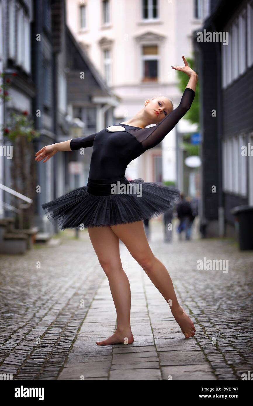 tilpasningsevne Indsigtsfuld For nylig a dancing ballerina in an urban environment Stock Photo - Alamy