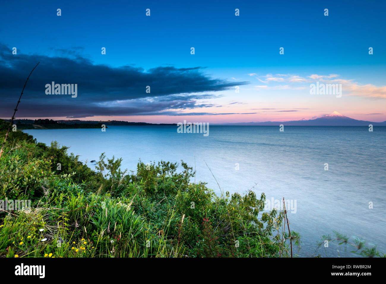 Get Una ciutat amb una vista de full de piano ocea For iPhone Free