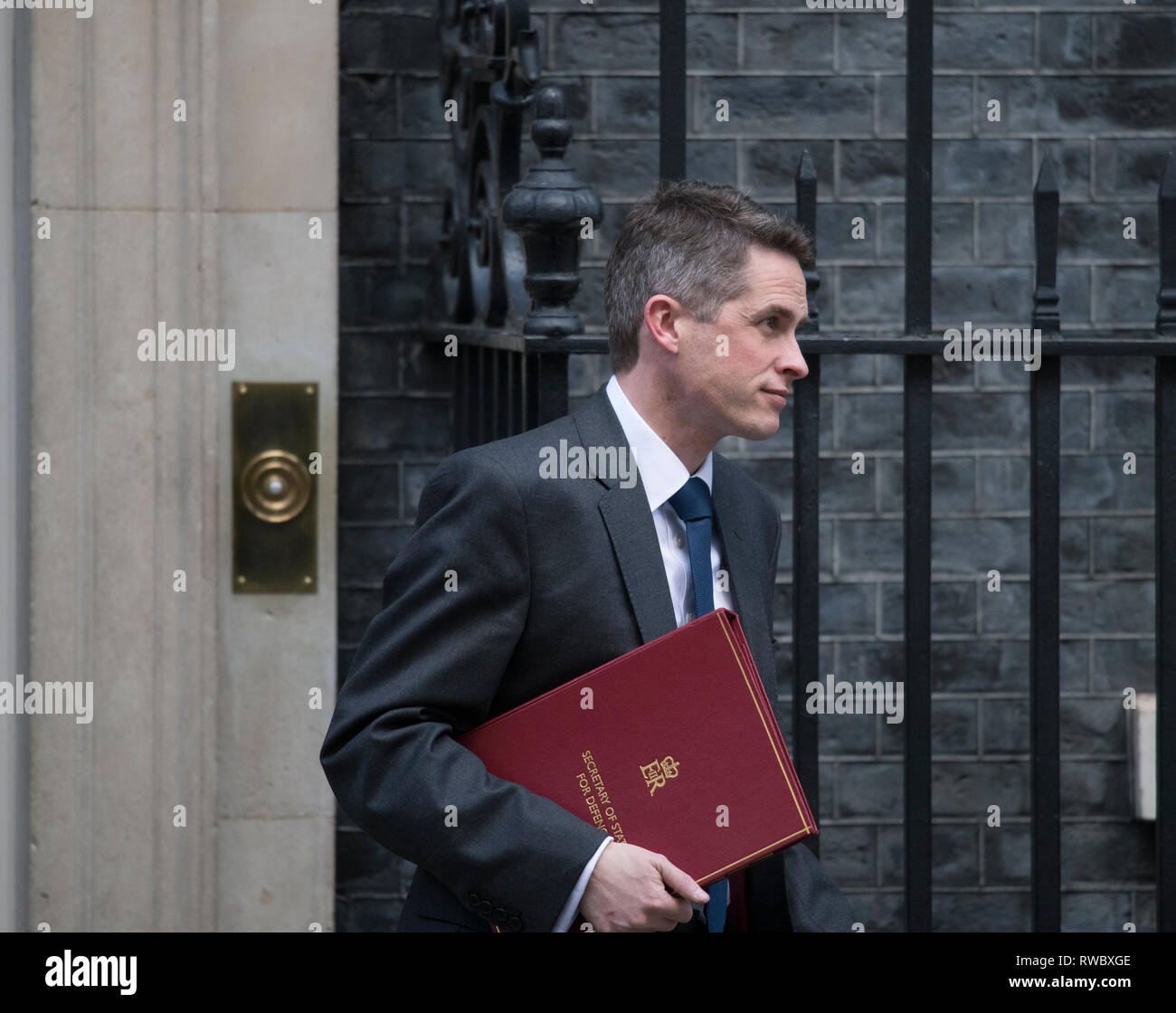 Downing Street, London, UK. 5 March 2019. Gavin Williamson, Secretary of State for Defence, leaves Downing Street after weekly cabinet meeting. Credit: Malcolm Park/Alamy Live News. Stock Photo