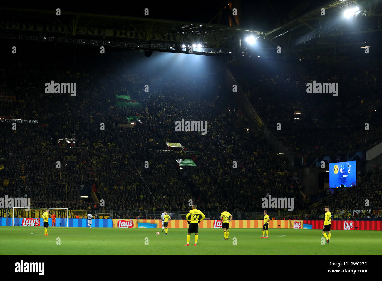 Westfalenstadion, Dortmund, Germany. 5th Mar, 2019. UEFA Champions League football, round of 16, second leg, Borussia Dortmund versus Tottenham Hotspur; Dejected Borussia Dortmund players as Harry Kane of Tottenham Hotspur scores for 0-1 in the 48th minute Credit: Action Plus Sports/Alamy Live News Stock Photo