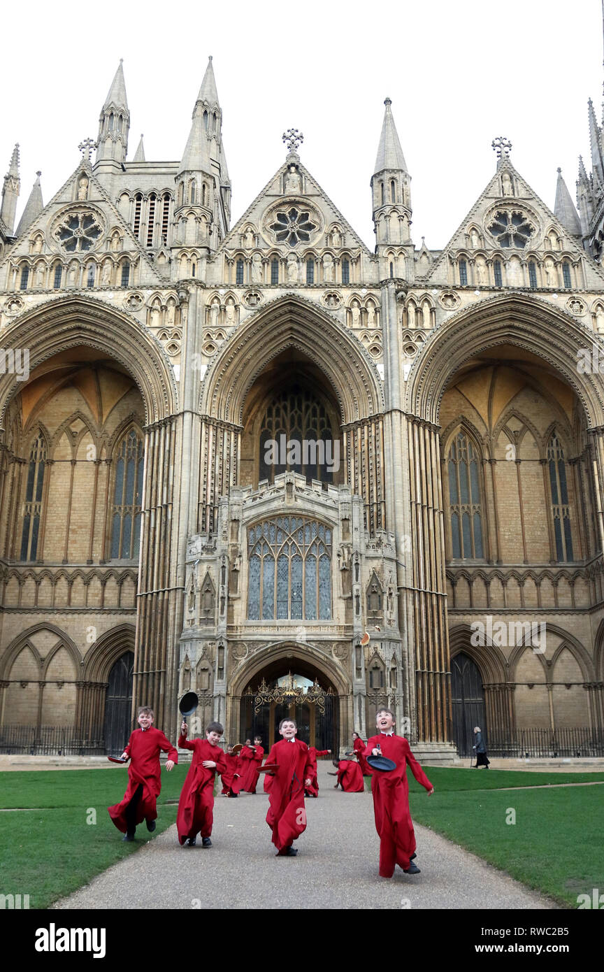 Peterborough, Cambridgeshire, UK. 04th Choristers from Peterborough Cathedral have a flipping time before the Peterborough Cathedral Pancake Race takes place on Shrove Tuesday. Pancake Peterborough, Cambridgeshire, UK, on