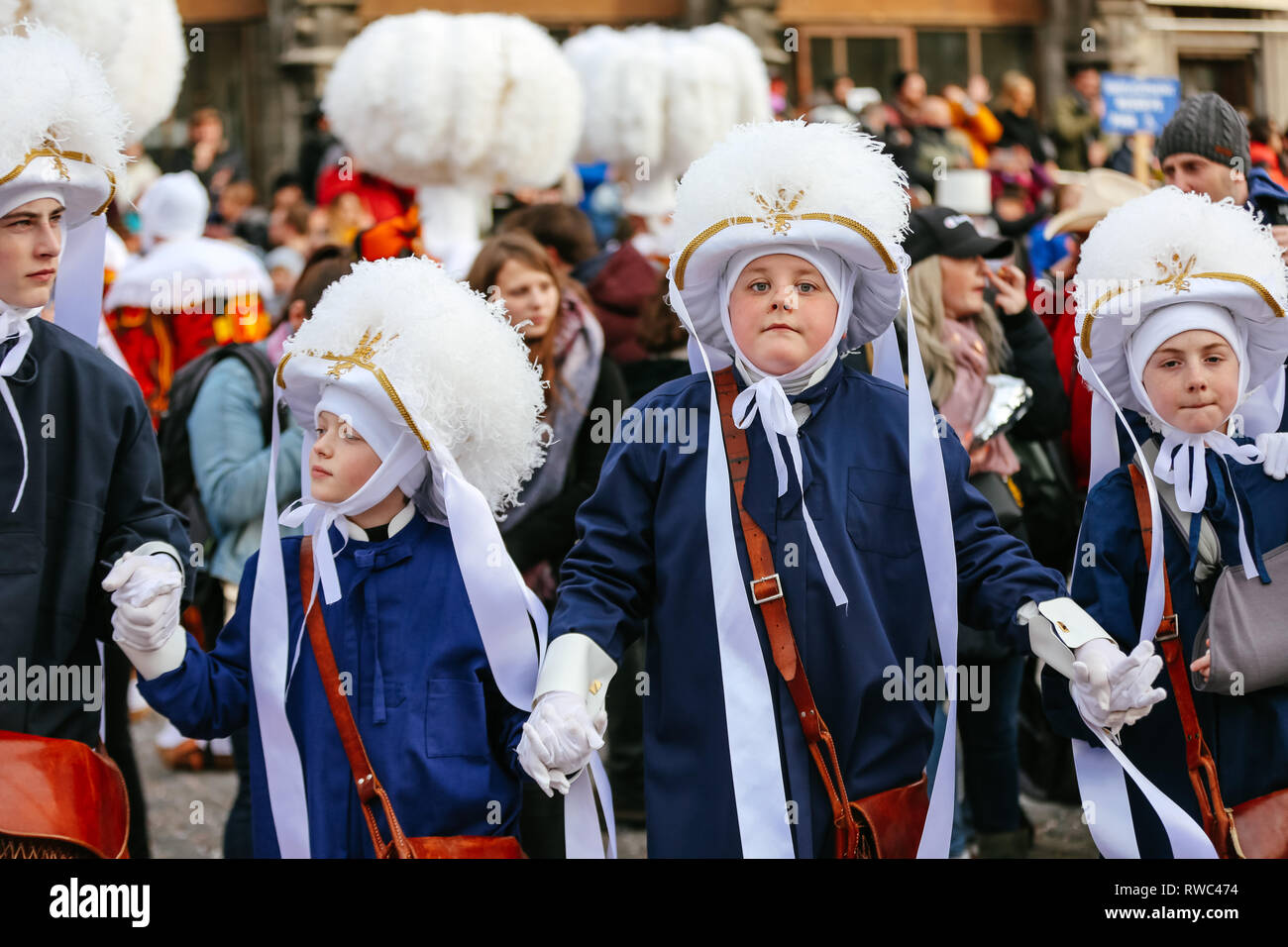 Costumes of peasants hi-res stock photography and images - Alamy