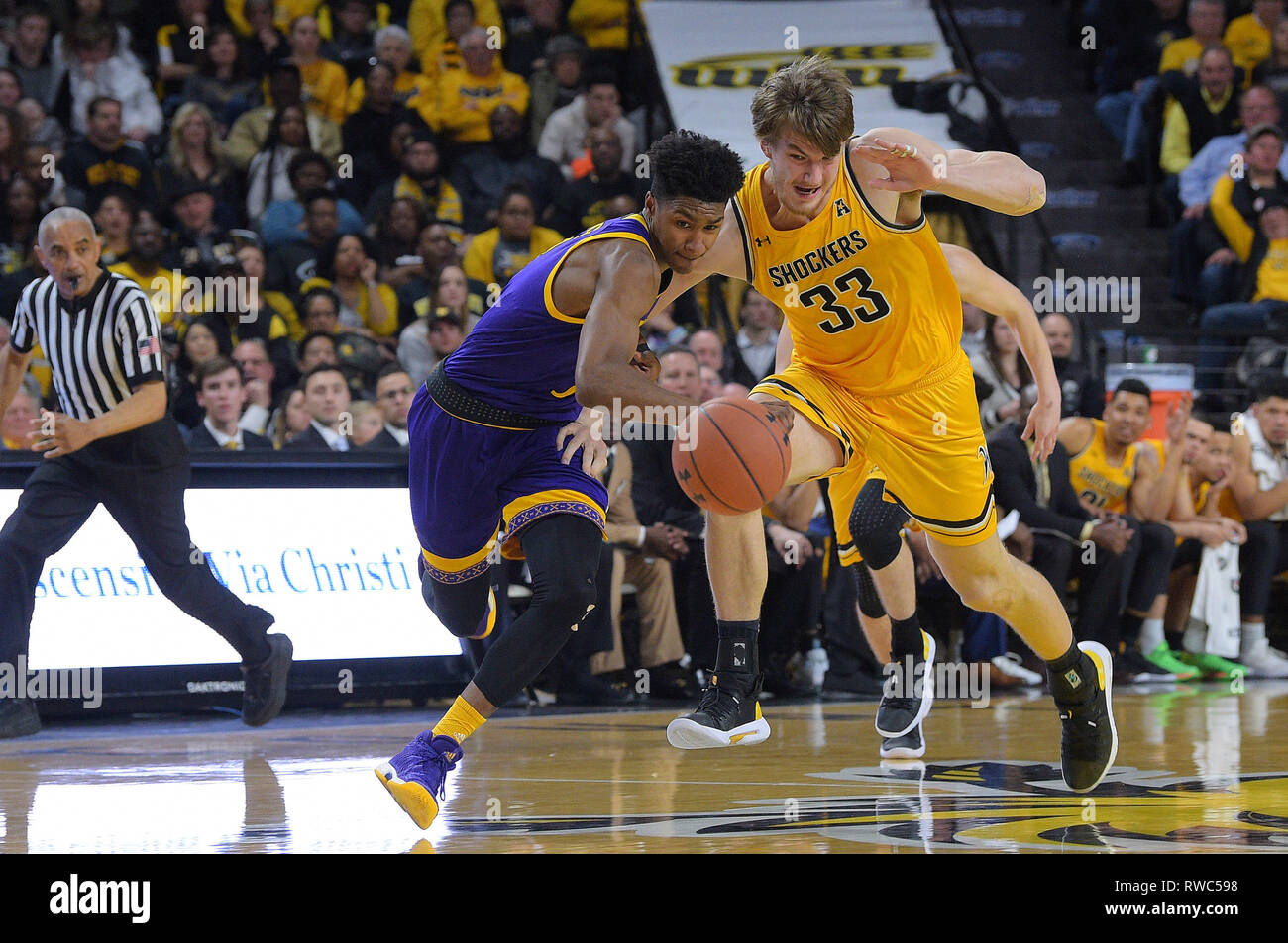 Ecu pirates cheerleaders hires stock photography and images Alamy