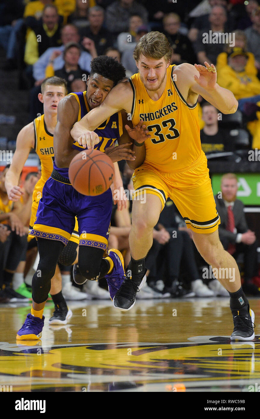 Ecu pirates cheerleaders hires stock photography and images Alamy