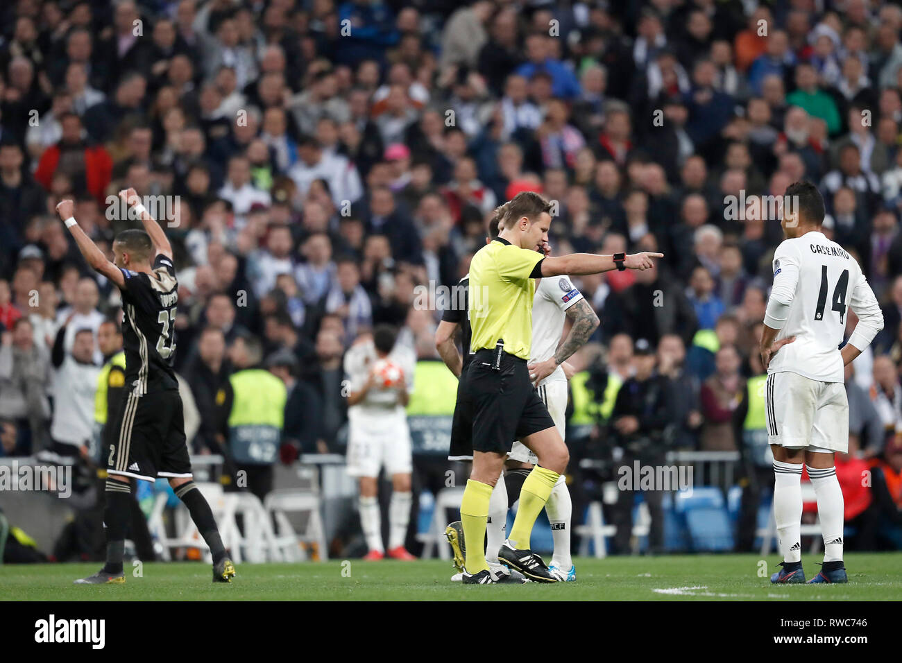 madrid-05-03-2019-stadium-bernabeu-season-2018-2019-champions-league-18th-round-second-leg-referee-felix-brych-points-for-0-3-during-the-game-real-madrid-ajax-1-4-RWC746.jpg