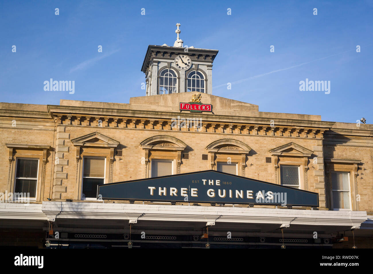 The original Victorian Reading Station building, built in 1865, now the Three Guineas public house. Stock Photo