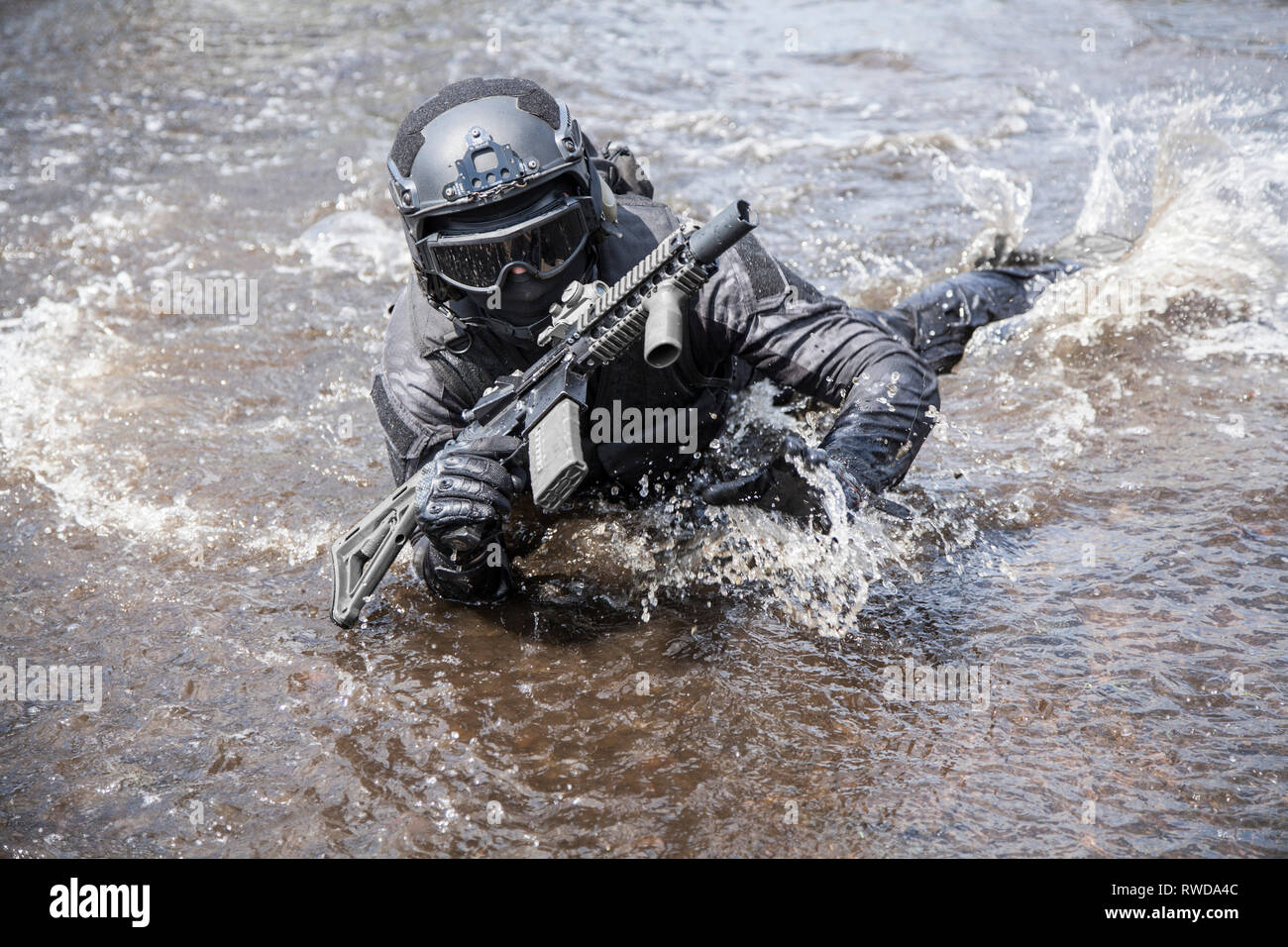 Spec ops police officer SWAT in action in the water Stock Photo - Alamy