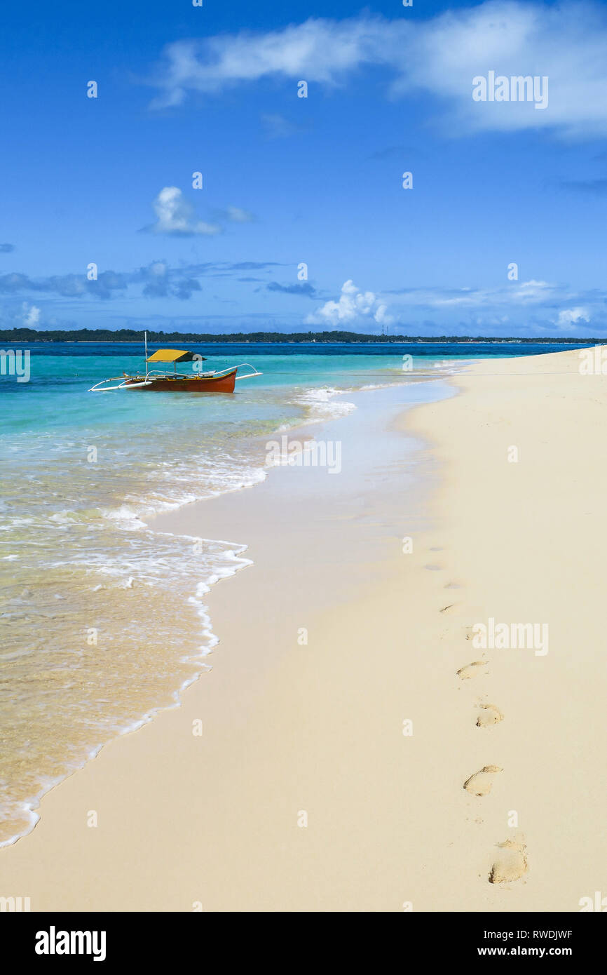 Footsteps to Island Tour Boat, on White Sand Beach - Daku, Siargao, Philippines Stock Photo