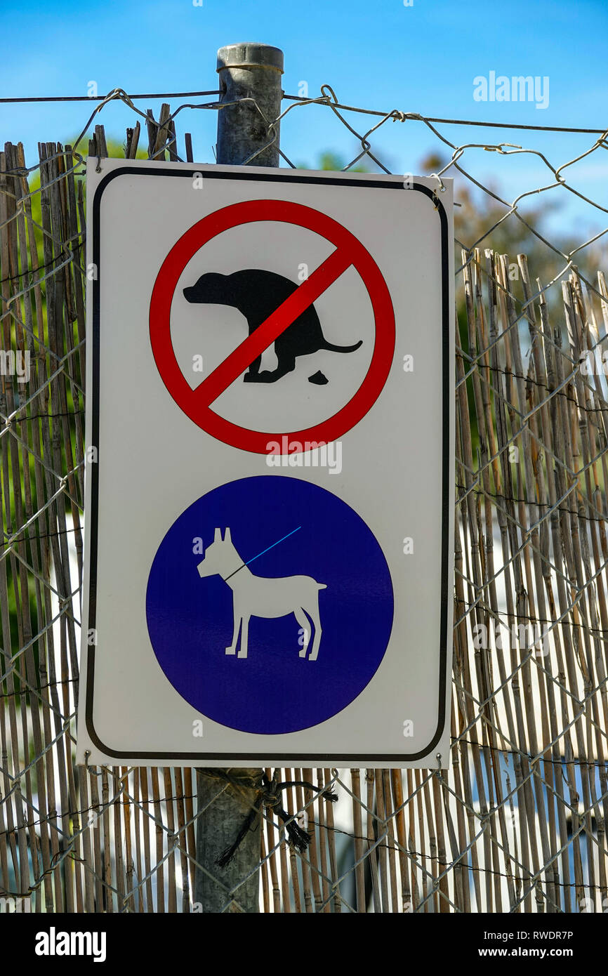 Warning signs about dogs, Playa El Paraiso, Urbanisation Montiboli, La Vila Joiosa, Costa Blanca, Spain Stock Photo