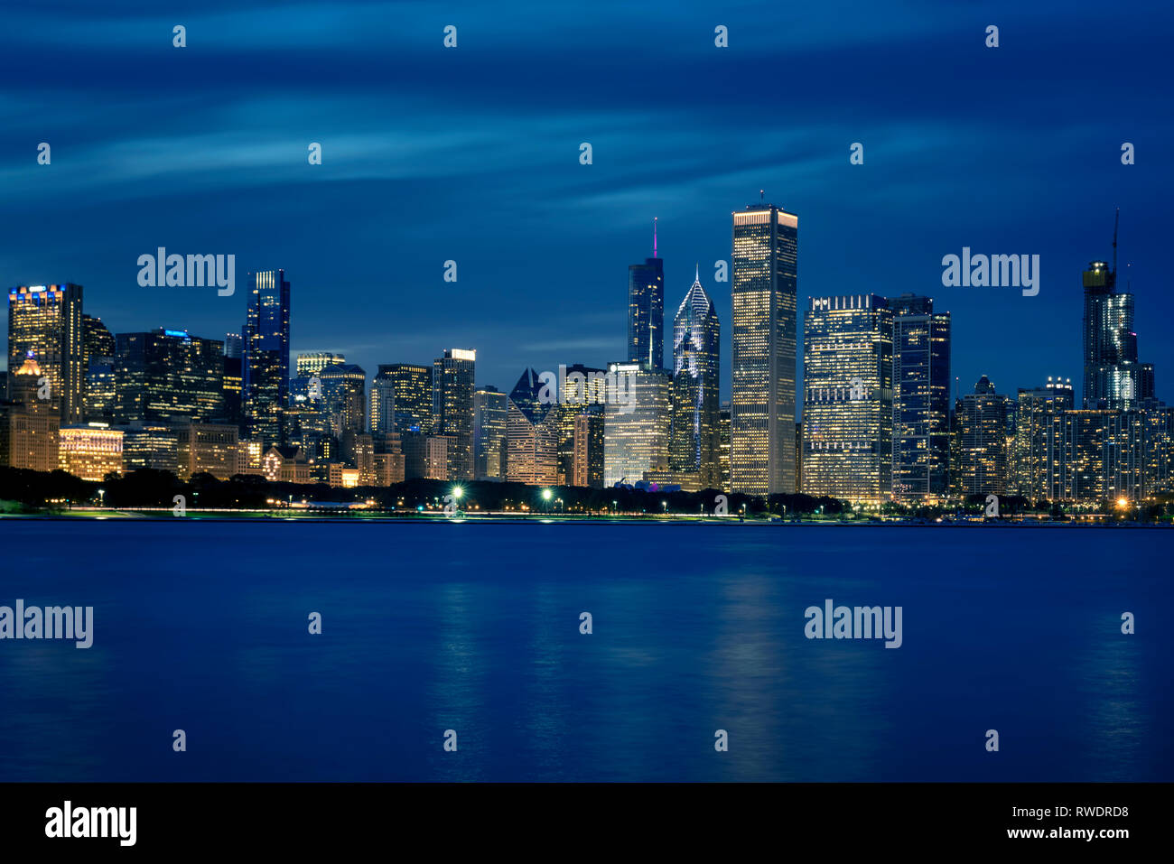 Chicago skyline at night hi-res stock photography and images - Alamy