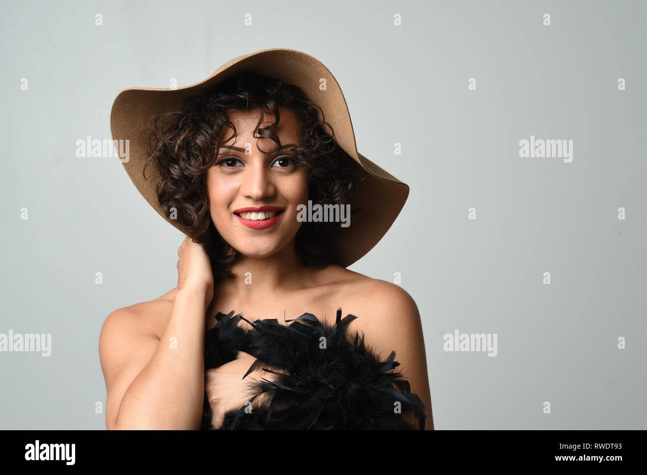 Girl wearing floppy hat hi-res stock photography and images - Alamy