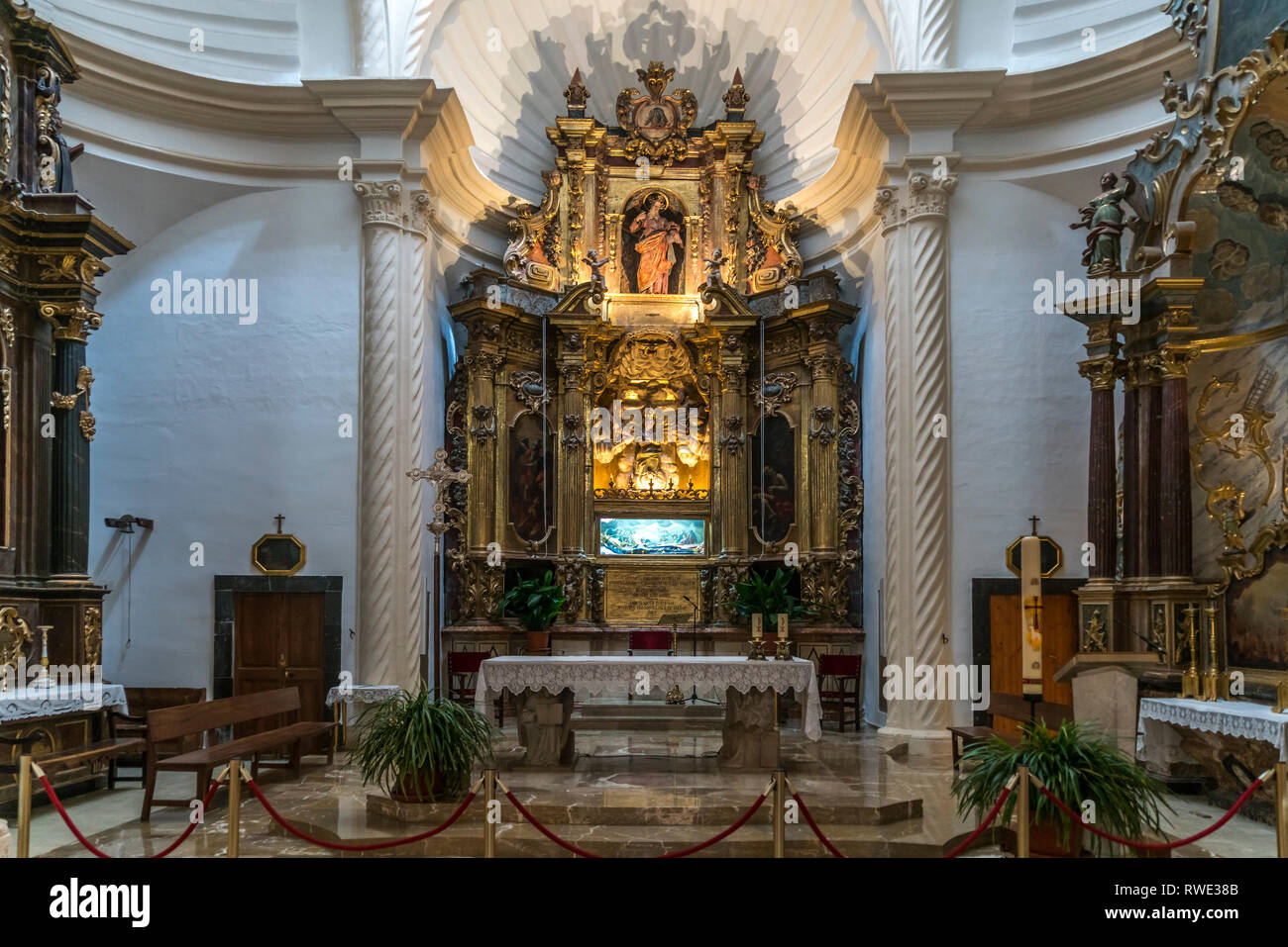 Altar der Pfarrkirche Sant Bartomeu in Valldemossa, Mallorca, Balearen, Spanien  | Saint Bartomeu church interior, Valldemossa, Majorca, Balearic Isla Stock Photo