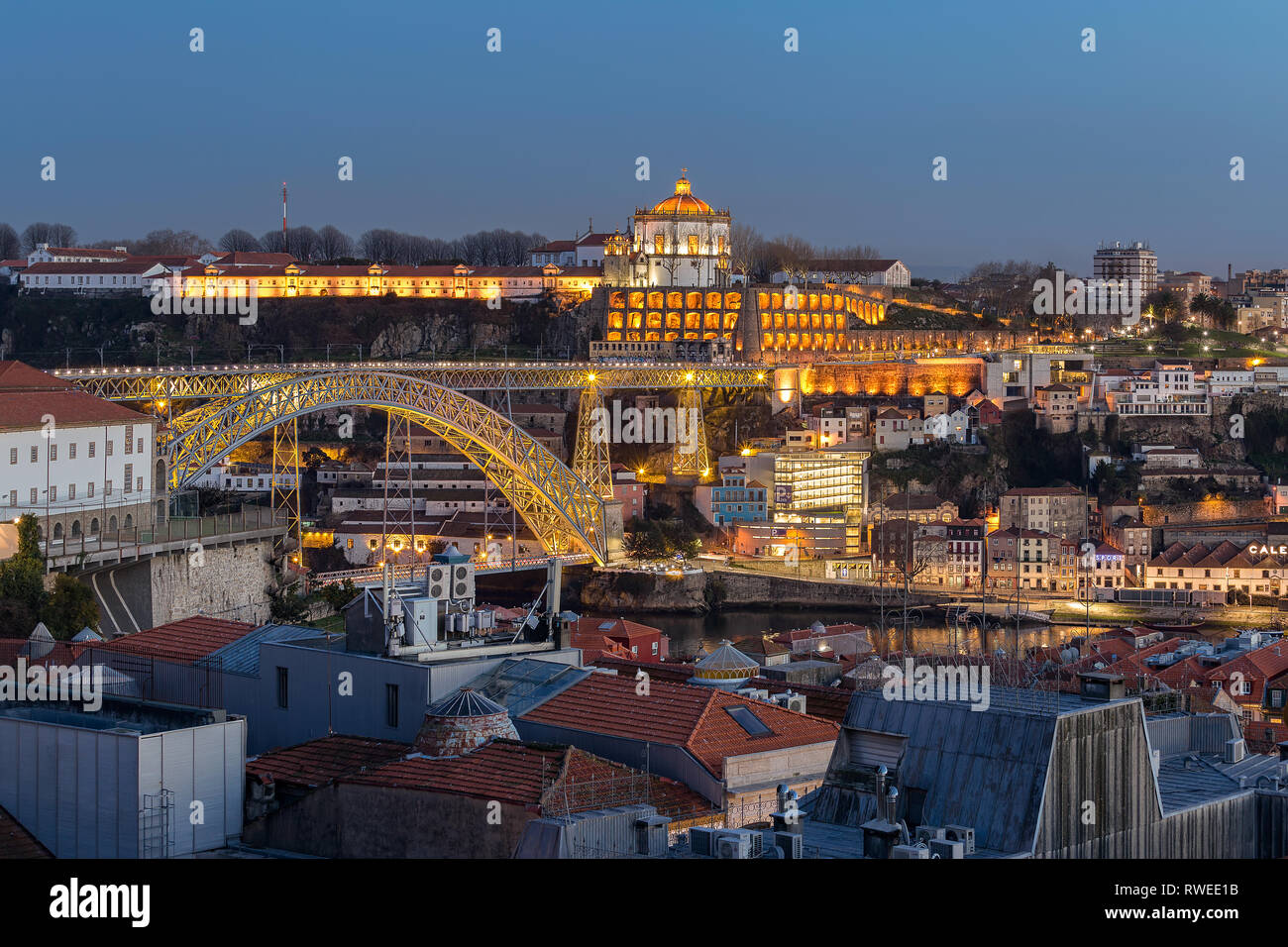 Vistas do Miradouro da Vitória para a Ponte Luis I e Mosteiro da Serra do Pilar. Porto, Portugal Stock Photo