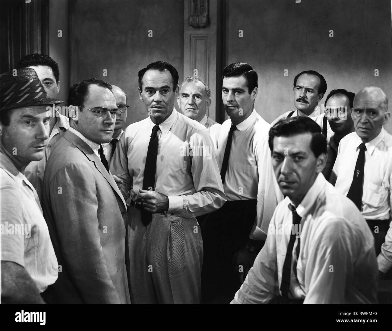 WARDEN,BINNS,MARSHALL,FIEDLER,FONDA,BEGLEY,WEBBER,KLUGMAN,VOSKOVEC,BALSAM,SWEENEY, 12 ANGRY MEN, 1957 Stock Photo