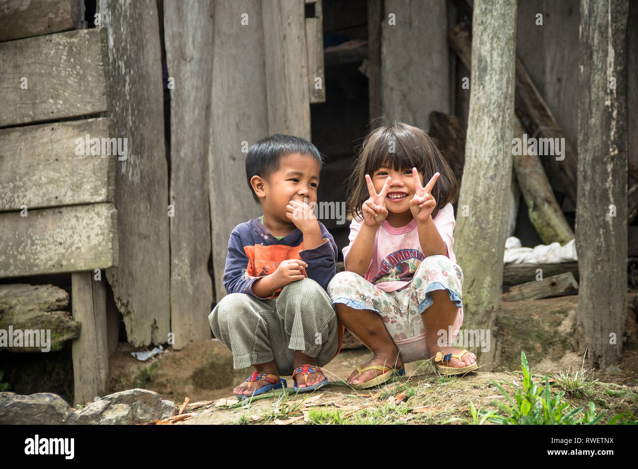 Happy kids smiling and giving peace sign in Banaue - Ifugao, Philippines Stock Photo