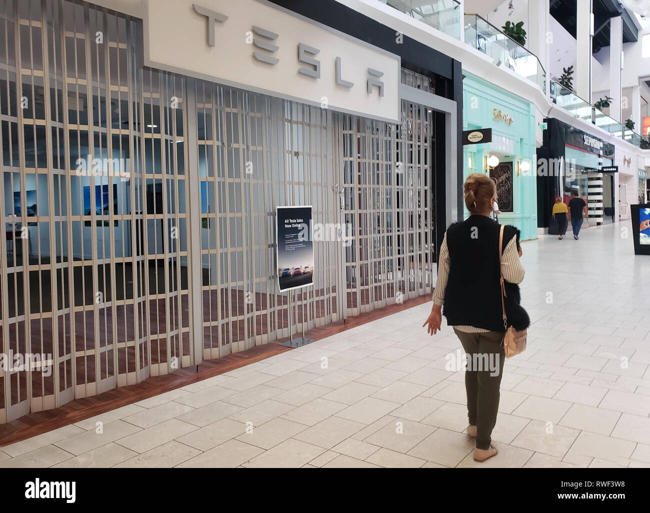 Los Angeles, USA, March 2019: Tesla Car Store closed after the Tesla ...