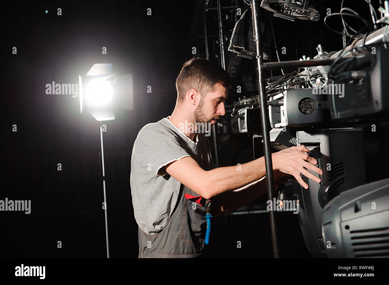 The lighting engineer adjusts the lights on the stage Stock Photo Alamy