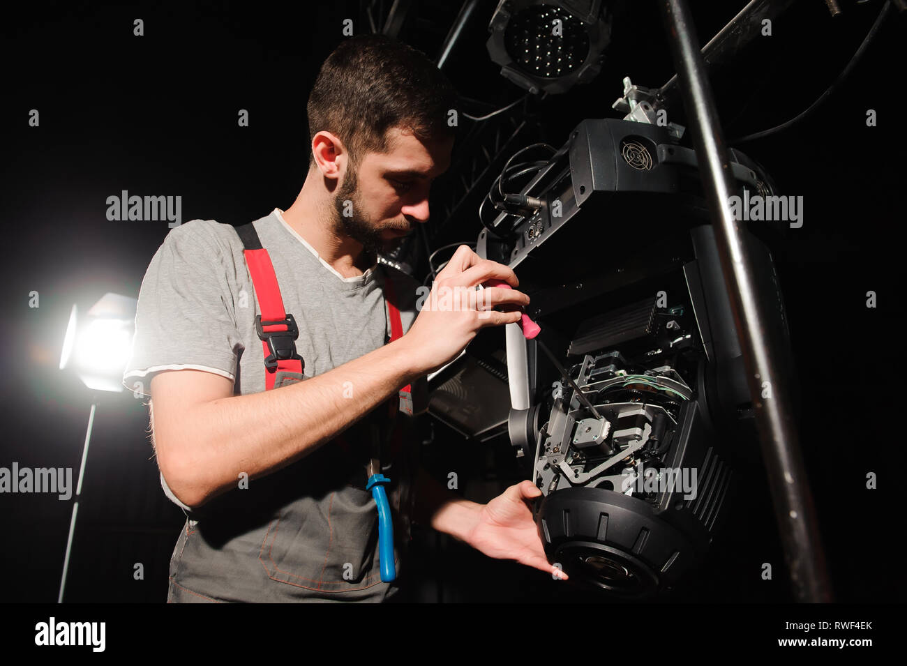 The lighting engineer adjusts the lights on the stage Stock Photo Alamy