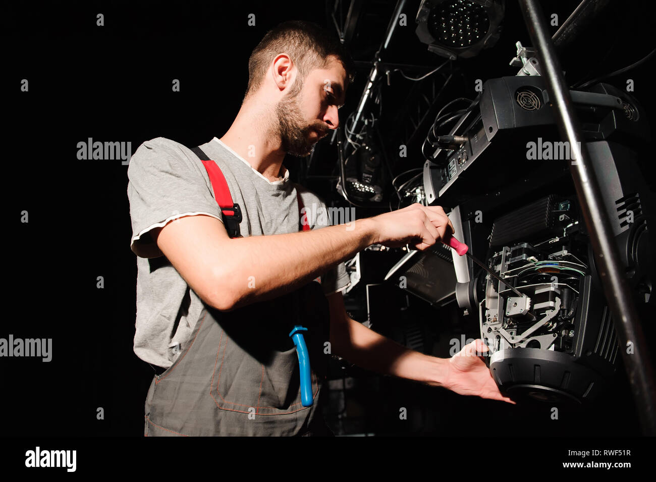 The lighting engineer adjusts the lights on the stage Stock Photo Alamy