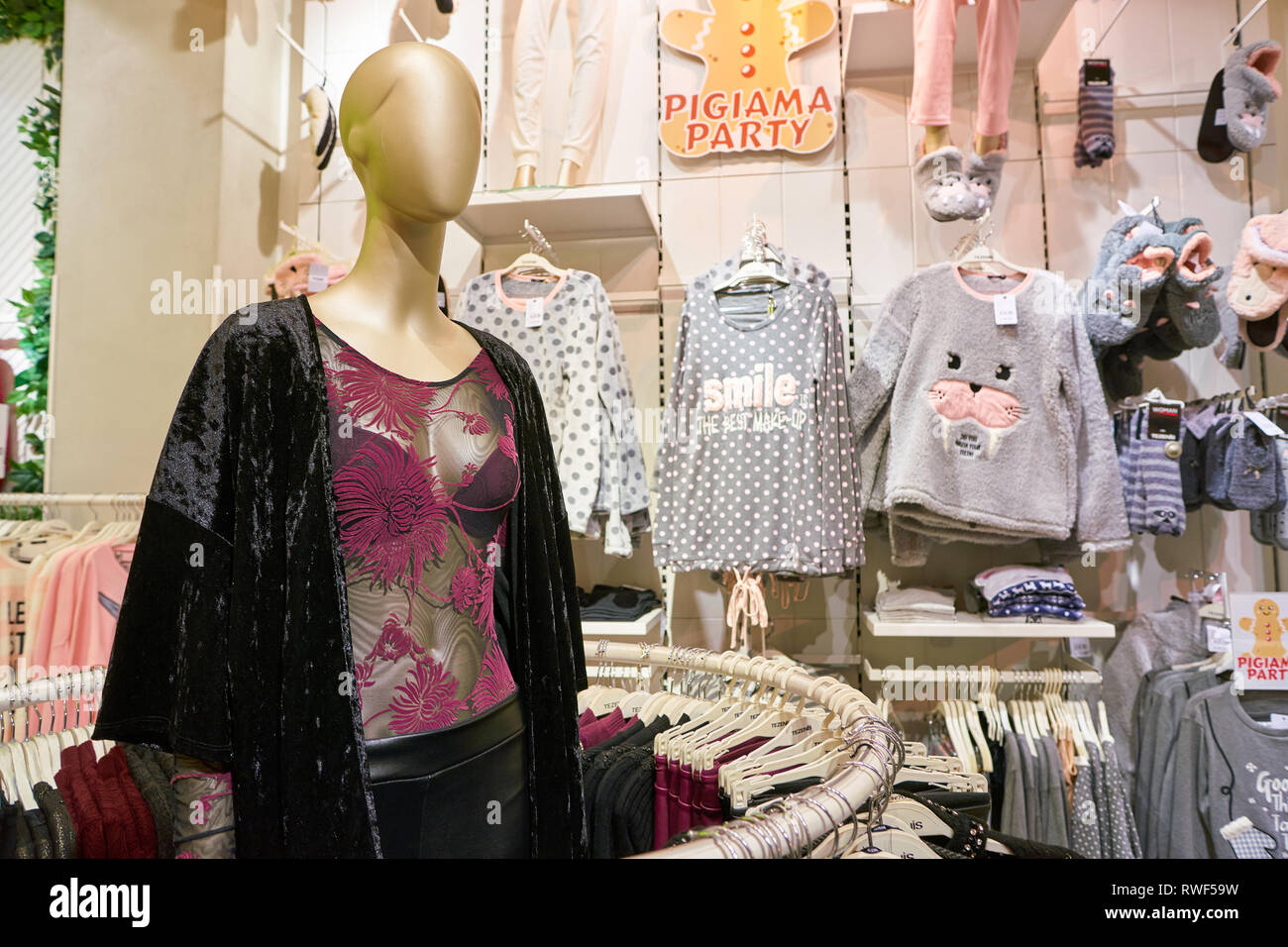 Shopping outlet italy hi-res stock photography and images - Page 14 - Alamy