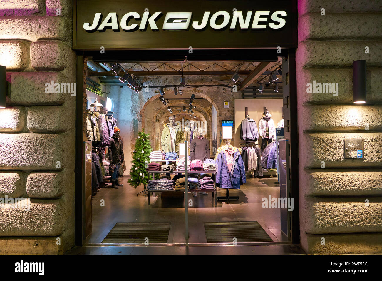 ROME, ITALY - CIRCA NOVEMBER, 2017: entrance to a Jack & Jones store in  Rome Stock Photo - Alamy