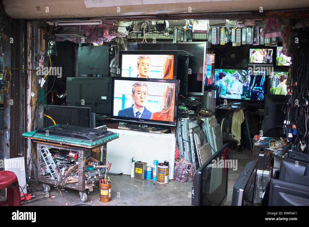 Tv repair hires stock photography and images Alamy