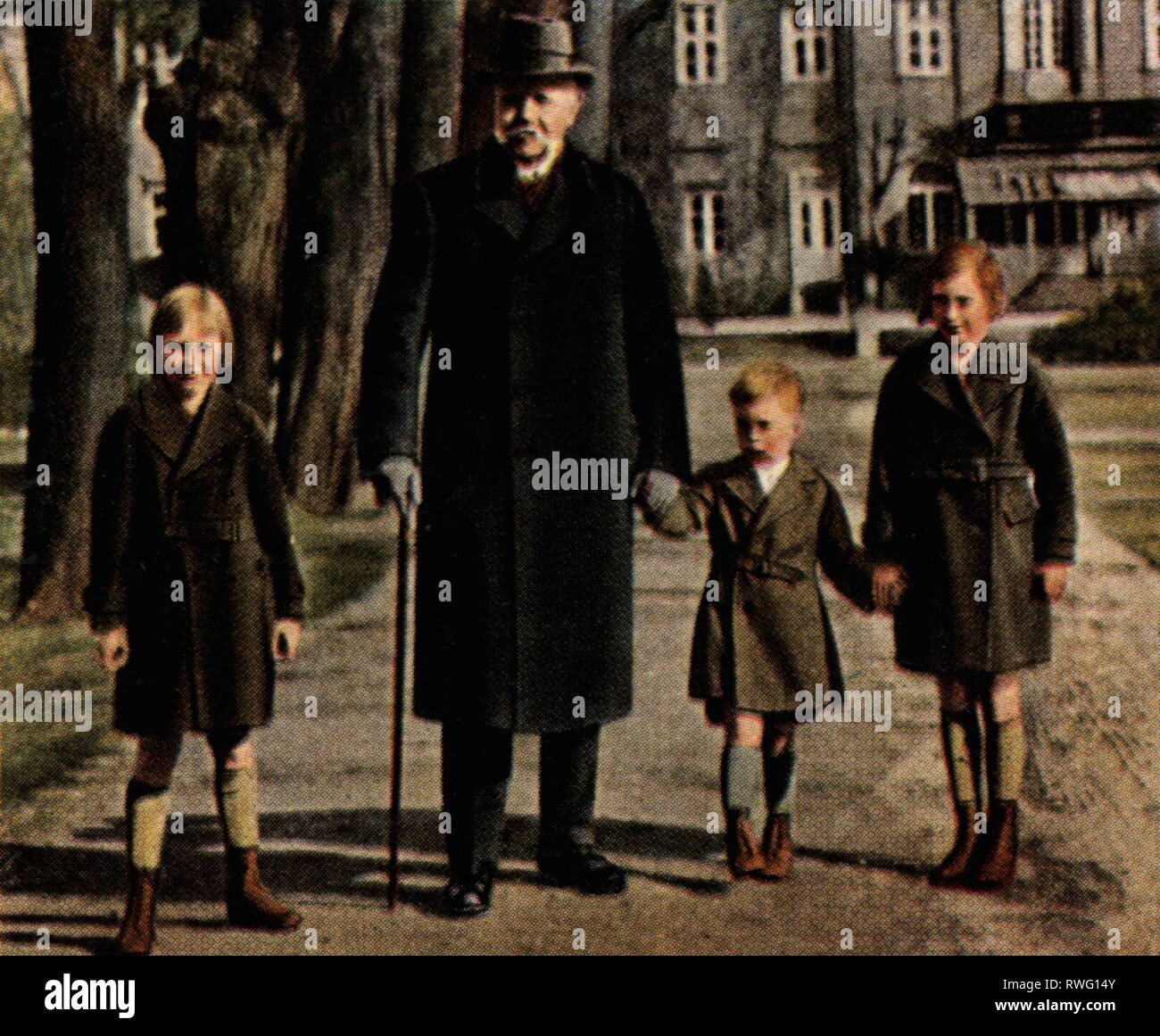 Hindenburg, Paul von, 2.10.1847 - 2.8.1934, German general and politician, President of the Reich 12.5.1925 - 2.8.1934, full length, at his 85th birthday, with three of his grandchildren, garden of the Palais of the President of the Reich, Berlin, 2.10.1932, coloured photograph, cigarette card, series 'Die Nachkriegszeit', 1935, Additional-Rights-Clearance-Info-Not-Available Stock Photo