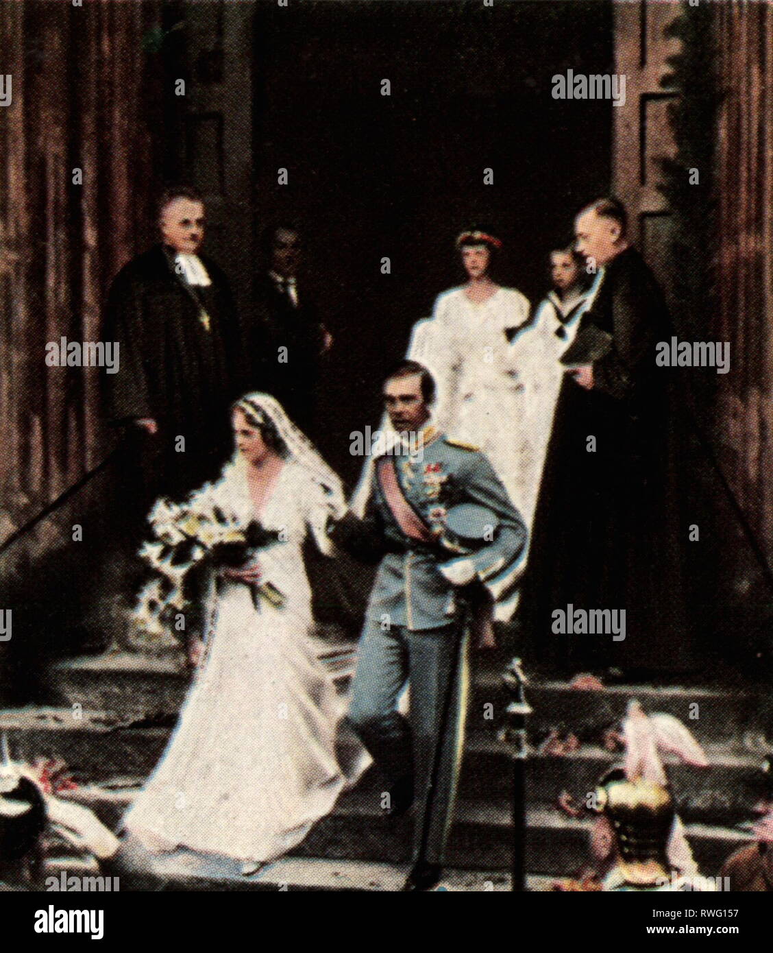 Gustaf Adolf, 22.4.1906 - 26.1.1947, hereditary prince of Sweden, full length, wedding with Sibylla from Saxe-Coburg-Gotha, the bridal couple is leaving Saint Moritz Church, Coburg, 20.10.1932, coloured photograph, cigarette card, series 'Die Nachkriegszeit', 1935, Additional-Rights-Clearance-Info-Not-Available Stock Photo