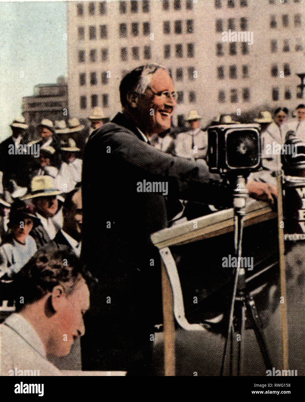 Roosevelt, Franklin Delano, 30.1.1882 - 12.4.1945, American politician (Dem.), half length, speech during of the presidential election campaign in Topeka, Kansas, 14.9.1932, coloured photograph, cigarette card, series "Die Nachkriegszeit", 1935, Additional-Rights-Clearance-Info-Not-Available Stock Photo