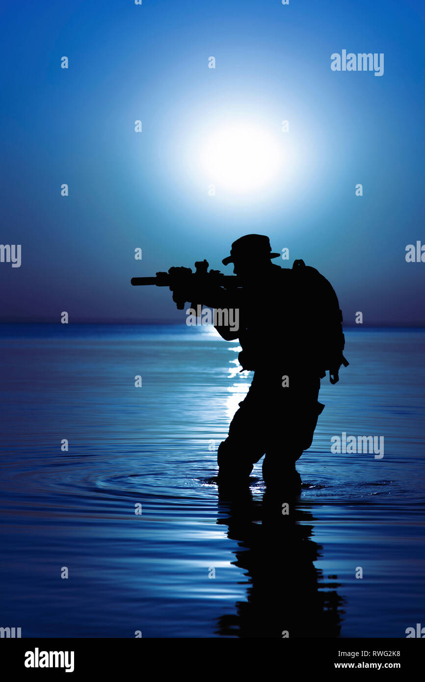 Army soldier silhouette hi-res stock photography and images - Alamy