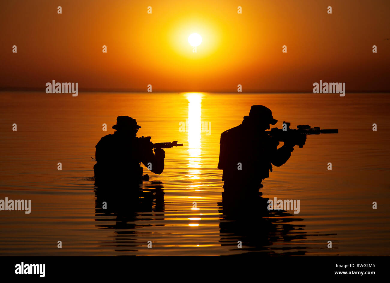 Two soldiers standing in silhouette hi-res stock photography and images ...