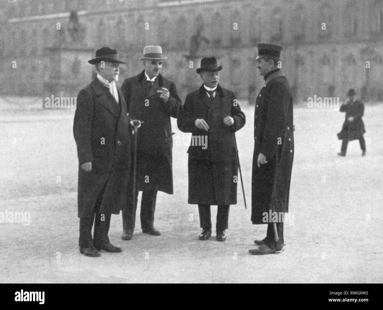 Scheidemann, Philipp, 26.7.1865 - 29.11.1939, German politician (SPD), full length, with colleagues on way the to the National Assembly, Weimar, February 1919, Additional-Rights-Clearance-Info-Not-Available Stock Photo