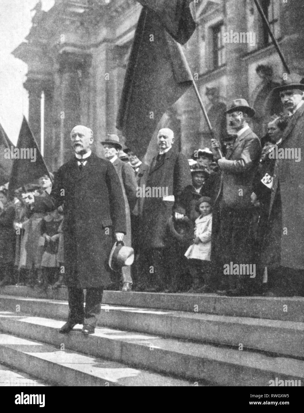 Scheidemann, Philipp, 26.7.1865 - 29.11.1939, German politician (SPD), Reich Prime Minister 13.2. - 20.6.1919, full length, speech in front of the Reichstag, Berlin, February 1919, Additional-Rights-Clearance-Info-Not-Available Stock Photo