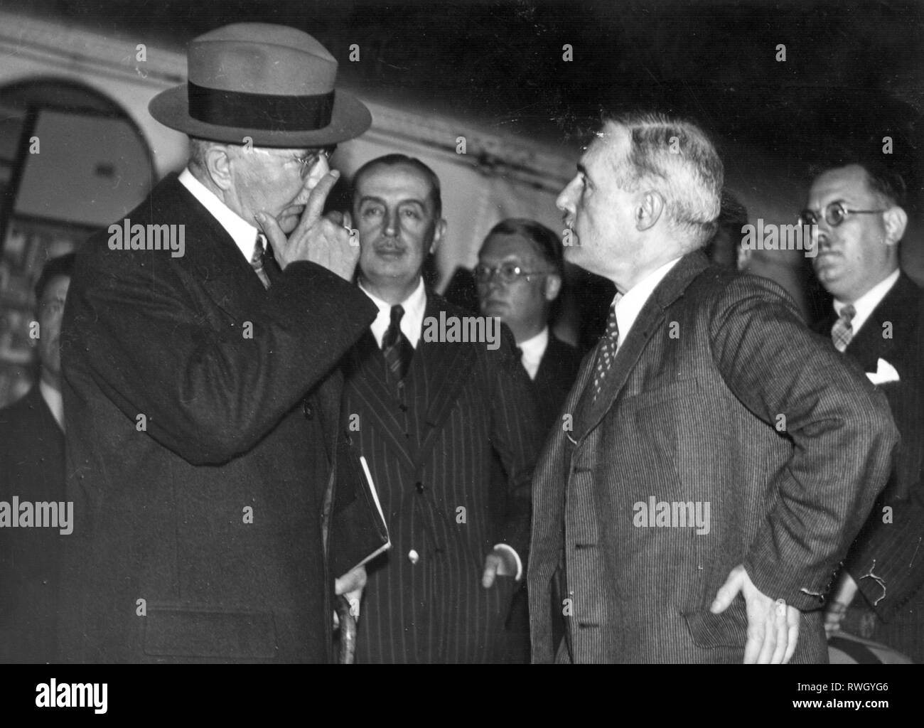 Schacht, Hjalmar, 22.1.1877 - 3.6.1970, German banker and fiscal politician, Reich Minister of Economy 3.8.1934 - 26.11.1937, half-length, journey to France, arrival at airport Bourget, welcomed by the president of the French National Bank Emil Labeyrie (right) and the German ambassador Johannes von Welczeck (center), Paris, 26.8.1936, Additional-Rights-Clearance-Info-Not-Available Stock Photo