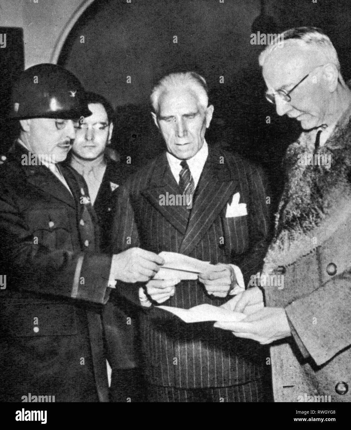 Papen, Franz von, 29.10.1879 - 2.5.1969, German politician (centre), half-length, with Hjalmar Schacht (on the right) and camp commander colonel Burton C. Andrus (on the left), Central Continental Prisoner of War Enclosure No 32, Mondorf-les-Bains, Luxembourg, 1945, Additional-Rights-Clearance-Info-Not-Available Stock Photo