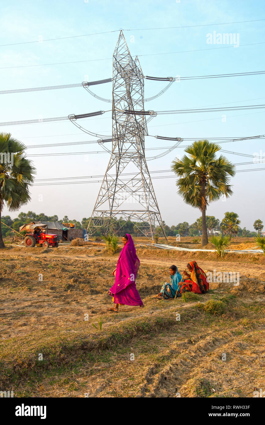 INDIA, BIHAR, a gropu of peasants watching the construction of a modern high voltage power lin in rural India Stock Photo