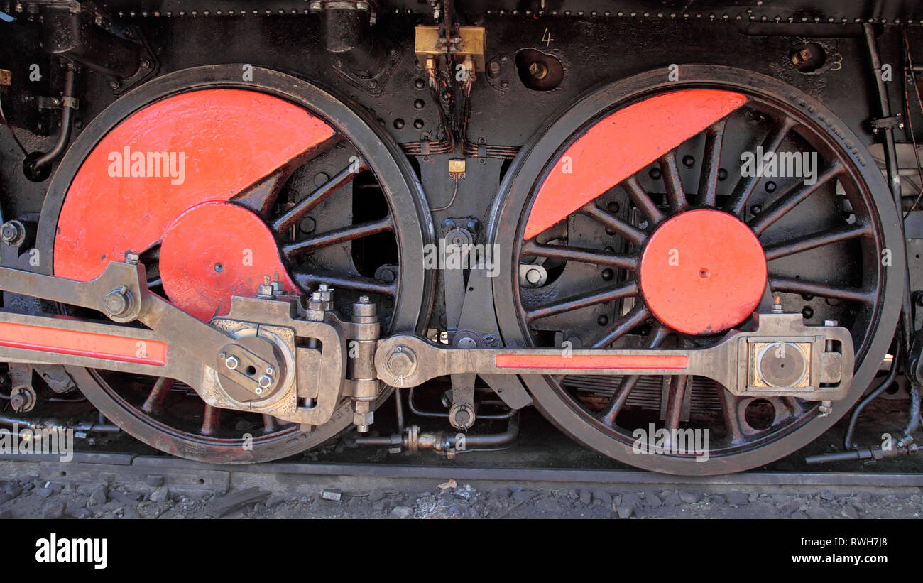 details of a vintage steam train propulsion system wheels Stock Photo Alamy