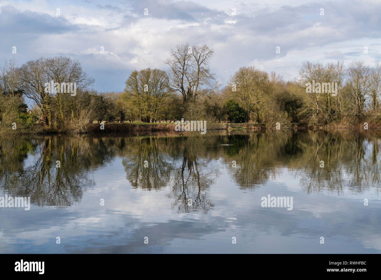 Reflections in Lake at Neighbridge in the Cotswold Water Park Stock Photo