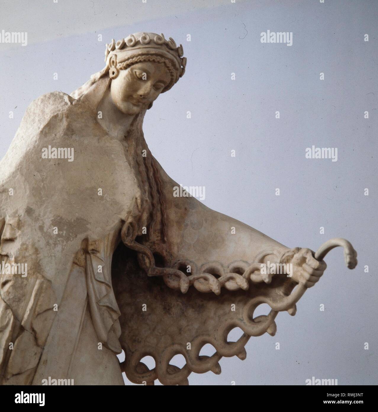 Estatua de Atenea del frontón con la Gigantomaquia que adornaba el llamado templo antiguo que se construyó en la Acrópolis de Atenas (525 A.C.). Museo Nacional de Atenas. Stock Photo