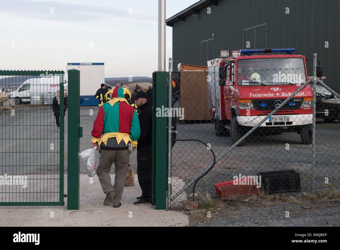 Bahretal, Germany. 06th Mar, 2019. A man in a harlequin costume comes to the Ash Wednesday event of the party Aufbruch deutscher Patrioten (AdP). Credit: Sebastian Kahnert/dpa/Alamy Live News Stock Photo