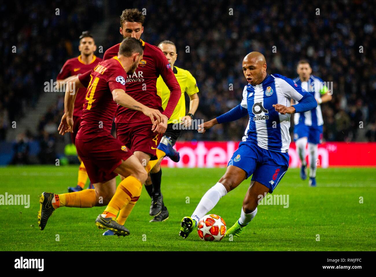 FC Porto's player Yacine Brahimi (R) vies for the ball with AS Roma's player Alessandro Florenzi (L) during the match against AS Roma for the UEFA Champions League round 16th 2nd leg at Dragon Stadium in Porto. Final Score: FC Porto 3-1 AS Roma Stock Photo