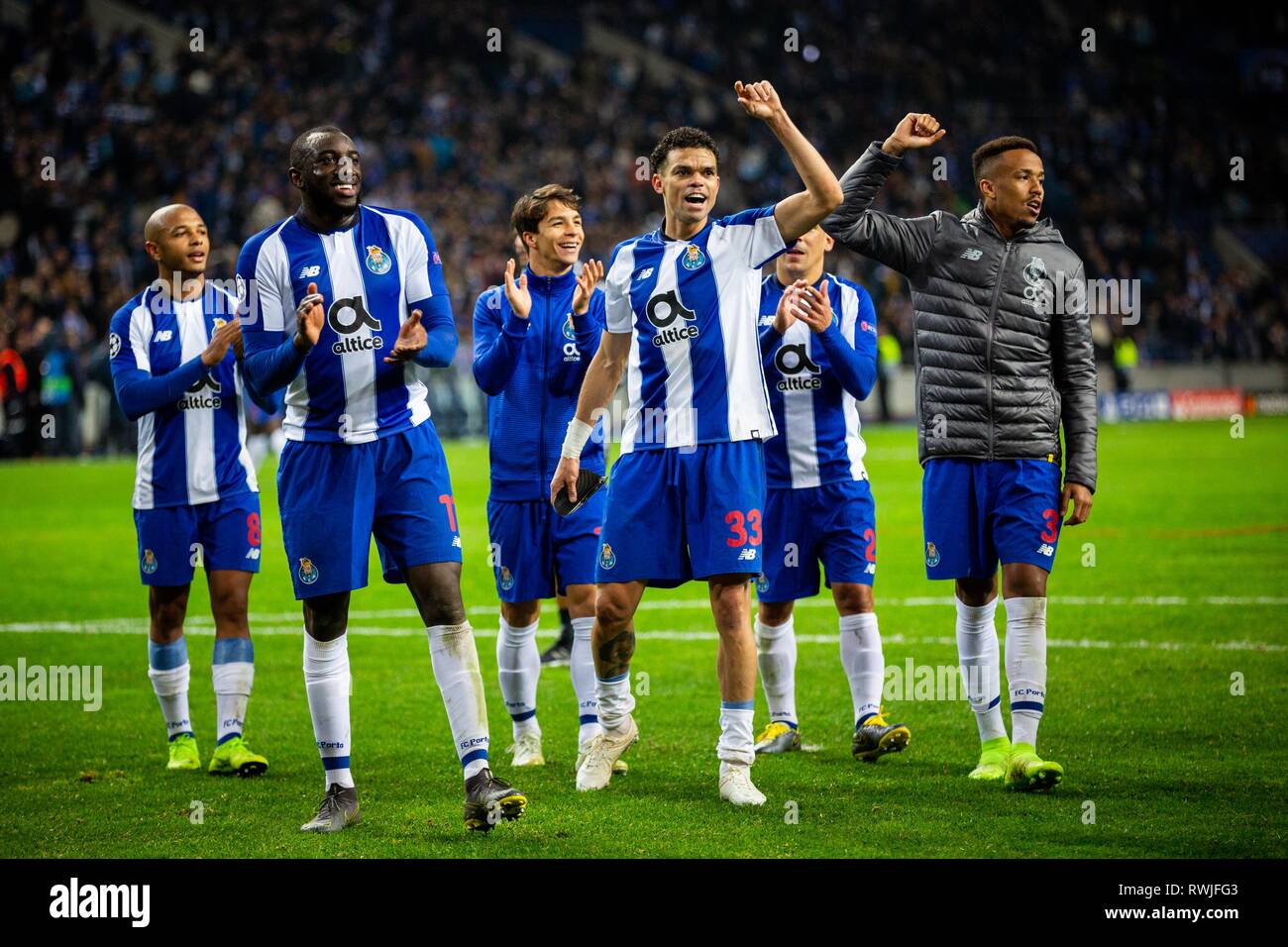 FC Porto Team celebrates the end of the match against AS Roma for the UEFA Champions League round 16th 2nd leg at Dragon Stadium in Porto. Final Score: FC Porto 3-1 AS Roma Stock Photo