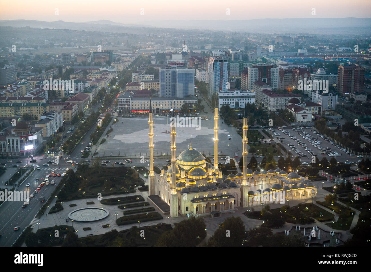 Grosny, Russia. 08th Oct, 2018. View of the city centre and the Akhmat-Kadyrov Mosque at sunset. (to dpa story 'Kadyrov's dictatorship turns Chechnya into a time bomb') Credit: Emile Ducke/A4897/Emile Ducke/dpa/Alamy Live News Stock Photo