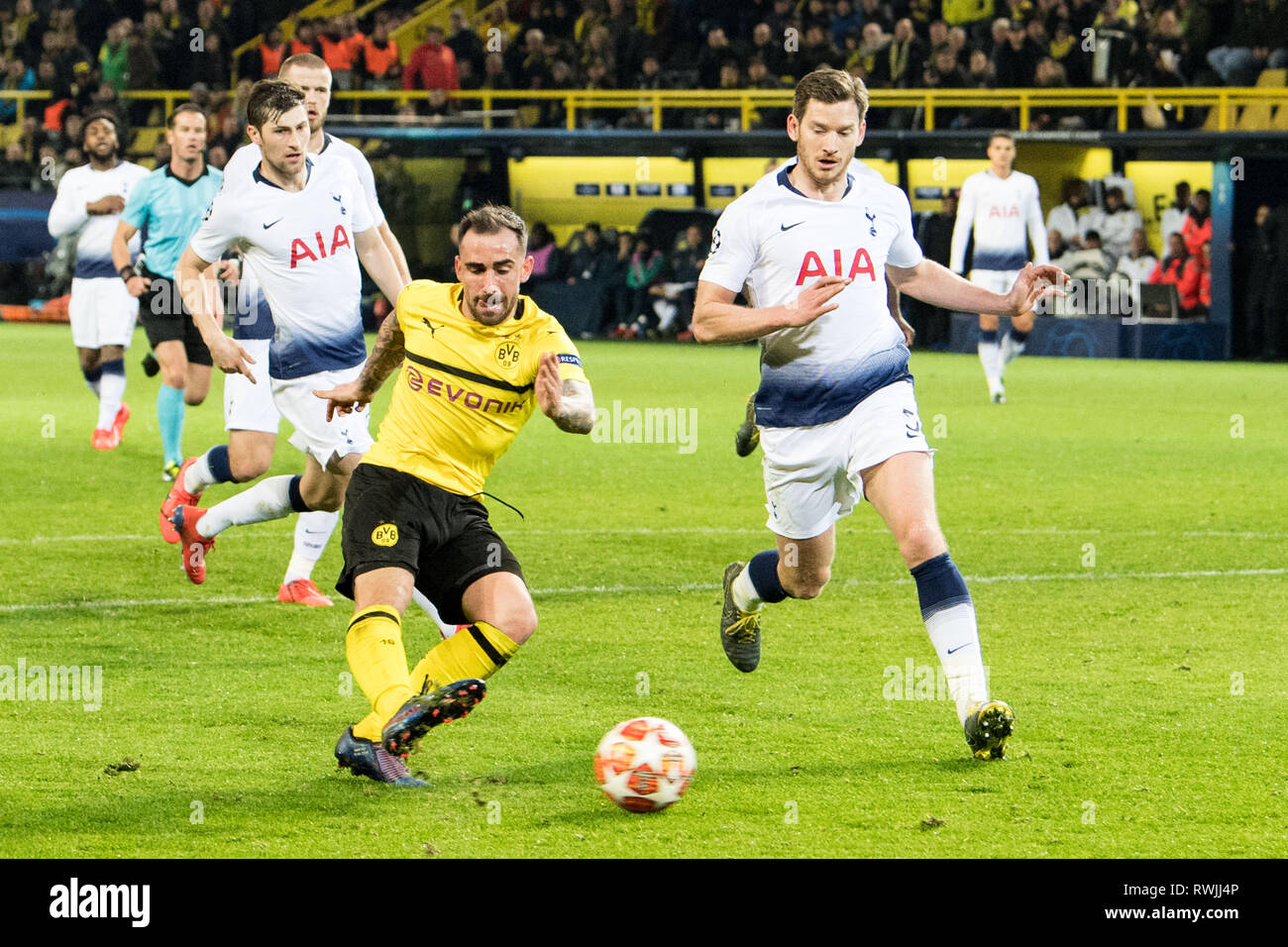 Paco ALCACER (left, DO) shoots against Jan VERTONGHEN (Spurs) on the goal, action, duels, goalchance, chance, football Champions League, round of 16, Borussia Dortmund (DO) - Tottenham Hotspur (Spurs) 0: 1, on 05.03 .2019 in Dortmund/Germany. | Usage worldwide Stock Photo