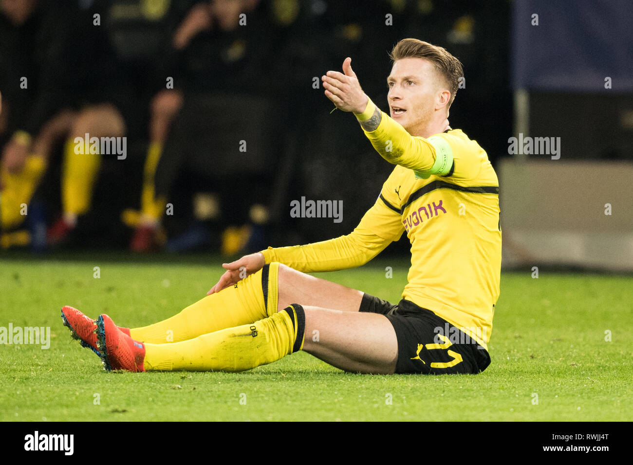 Marco REUS (DO) sits on the ground protesting angry, angry, waving, angry,  anger, frustrated, frustrated, latex, full figure, sitting, Soccer  Champions League, Round of 16, Borussia Dortmund (DO) - Tottenham Hotspur  (Spurs)