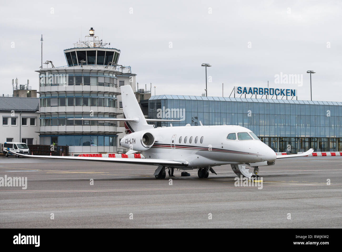 06 March 2019, Saarland, Saarbrücken: A plane is standing on the apron of Saarbrücken Airport. Saarbrücken Airport is the first airport in Germany to be equipped with an innovative emergency braking system for aircraft. By the end of March, an emergency zone measuring 85 metres by 45 metres will be created at the end of the runway, in which airplanes over the runway will be braked. Photo: Oliver Dietze/dpa Stock Photo