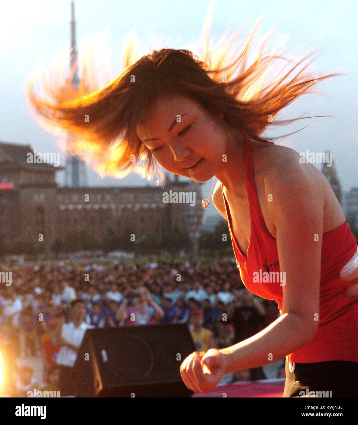 Beijing China S Jilin Province 6th June 2004 A Girl Flings Her