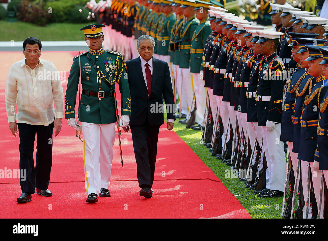 Manila, Philippines. 7th Mar, 2019. Visiting Malaysian Prime Minister Mahathir Mohamad (3rd L) and Philippine President Rodrigo Duterte (1st L) inspect honor guards during a welcoming ceremony at the Malacanang presidential palace in Manila, the Philippines, March 7, 2019. Credit: Rouelle Umali/Xinhua/Alamy Live News Stock Photo