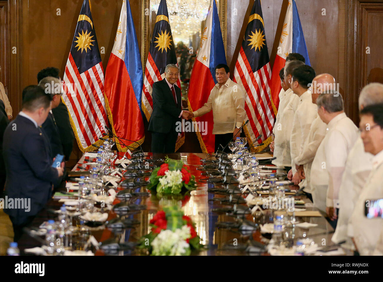 Manila, Philippines. 7th Mar, 2019. Visiting Malaysian Prime Minister Mahathir Mohamad (L, center) shakes hands with Philippine President Rodrigo Duterte (R, center) during a welcoming ceremony at the Malacanang presidential palace in Manila, the Philippines, March 7, 2019. Credit: Rouelle Umali/Xinhua/Alamy Live News Stock Photo
